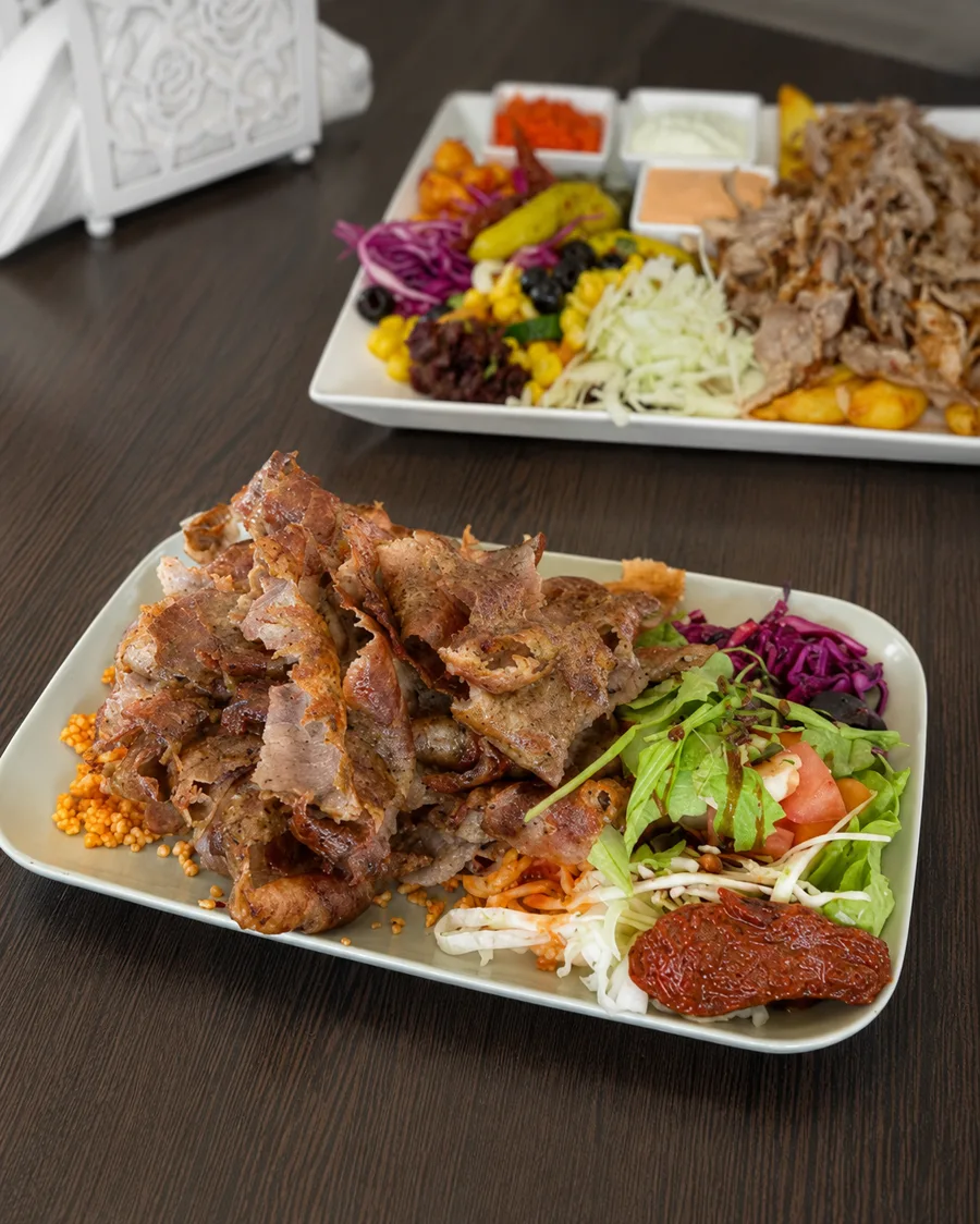 Zwei Döner-Teller mit Salat und Soßen